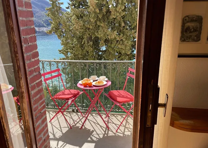 Front View On Viale Geno Lägenhet