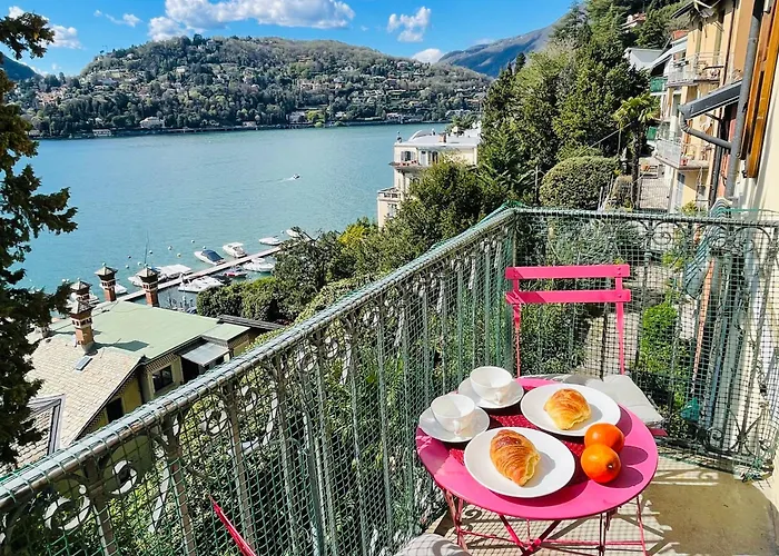 Front View On Viale Geno شقة كومو