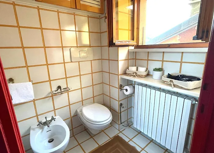 Front View On Viale Geno شقة *