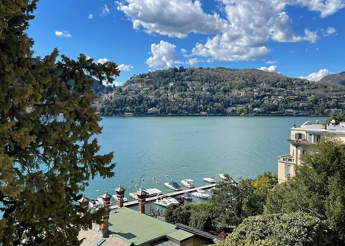 Front View On Viale Geno شقة كومو