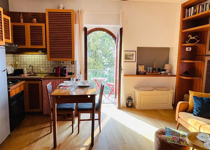 شقة Front View On Viale Geno كومو