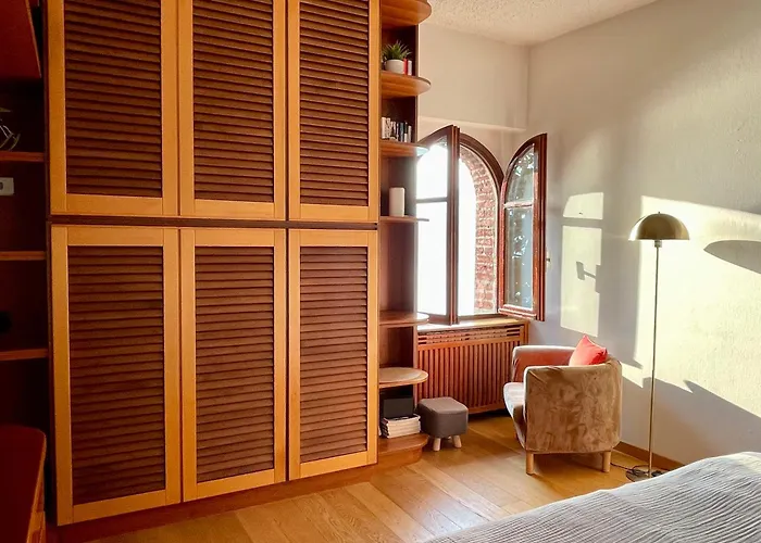 Front View On Viale Geno * كومو