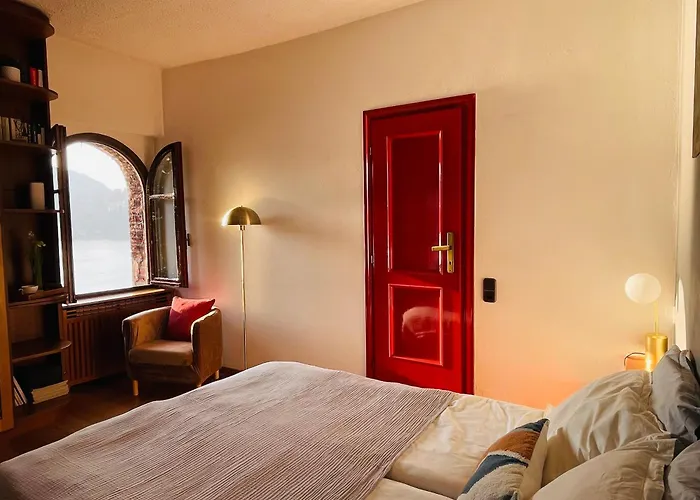 Front View On Viale Geno شقة *