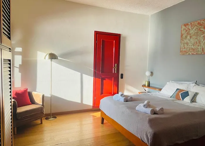 Front View On Viale Geno Lägenhet