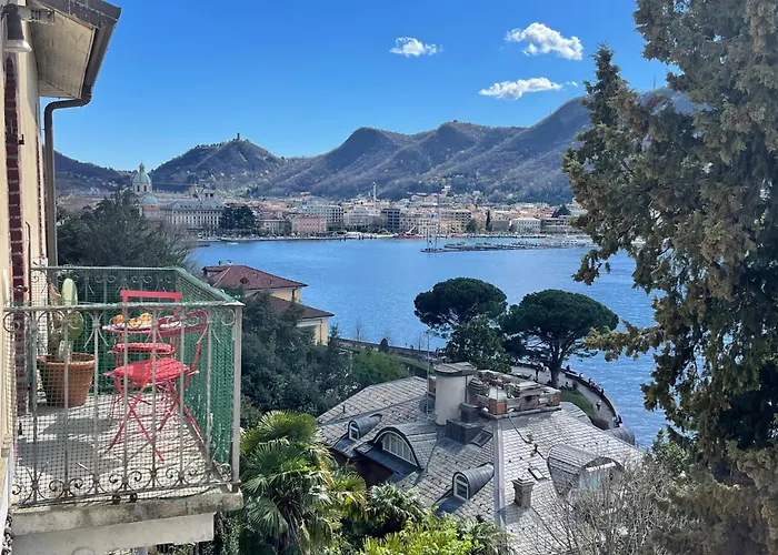 Front View On Viale Geno شقة *