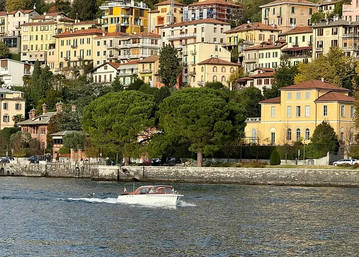 Lägenhet Front View On Viale Geno Como